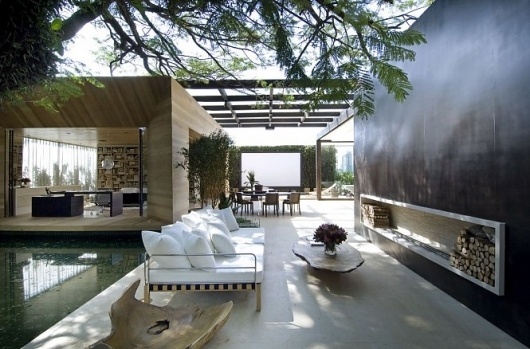 Stunning House Blurs the Interior-Exterior Divide #marques #residential #architecture #fernanda