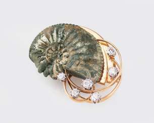 ''Gold-Brillant-Brosche mit antikem Fossil''