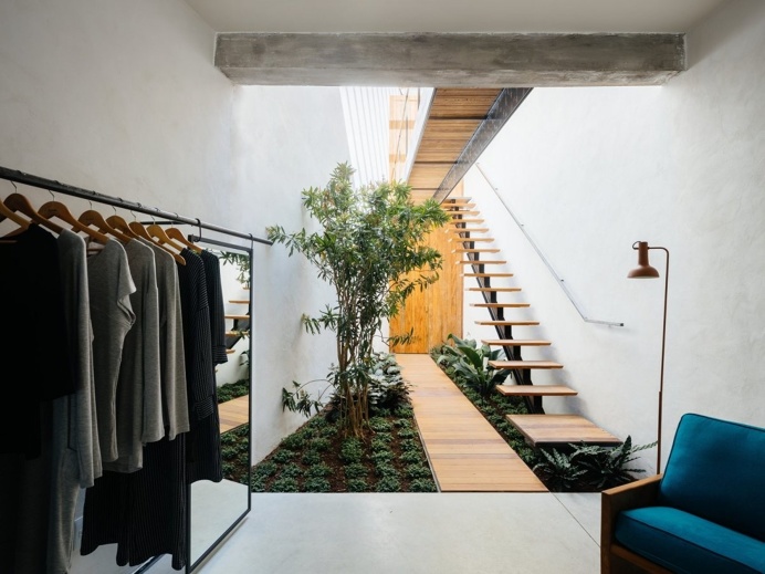 Double-height internal garden. Loja Acolá by vão. © Pedro Kok. #internalgarden