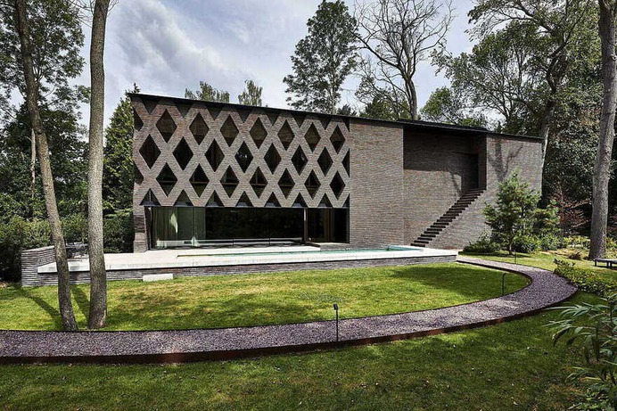 A Belgian Open House that Hides Behind an Oriental Brick-Curtain