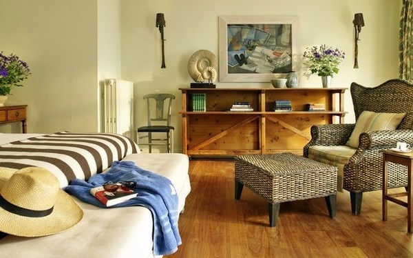 Home office in bedroom with painting #interior #paintings #bedroom #decor #art #painting