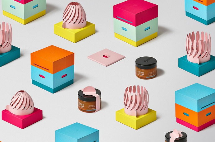 Steens Manuka Honey Branding * - Mindsparkle Mag Think Packaging designed this beautiful packaging project for Steens Manuka Honey. Manuka flowers only open for a few short weeks of the year, and if conditions are just right, bees are able to harvest the nectar to make honey. #logo #packaging #identity #branding #design #color #photography #graphic #design #gallery #blog #project #mindsparkle #mag #beautiful #portfolio #designer