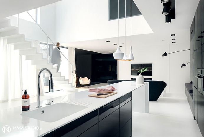 Minimalist House Interior in Black and White Decor - InteriorZine #decor #interior #home
