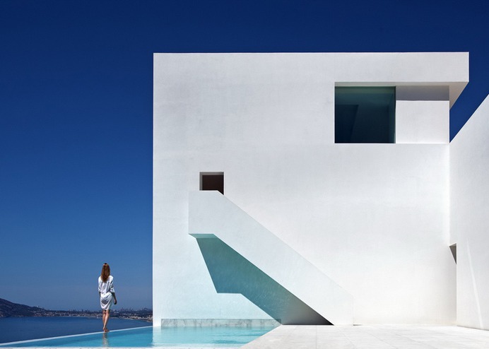 House on the Cliff by Fran Silvestre Arquitectos