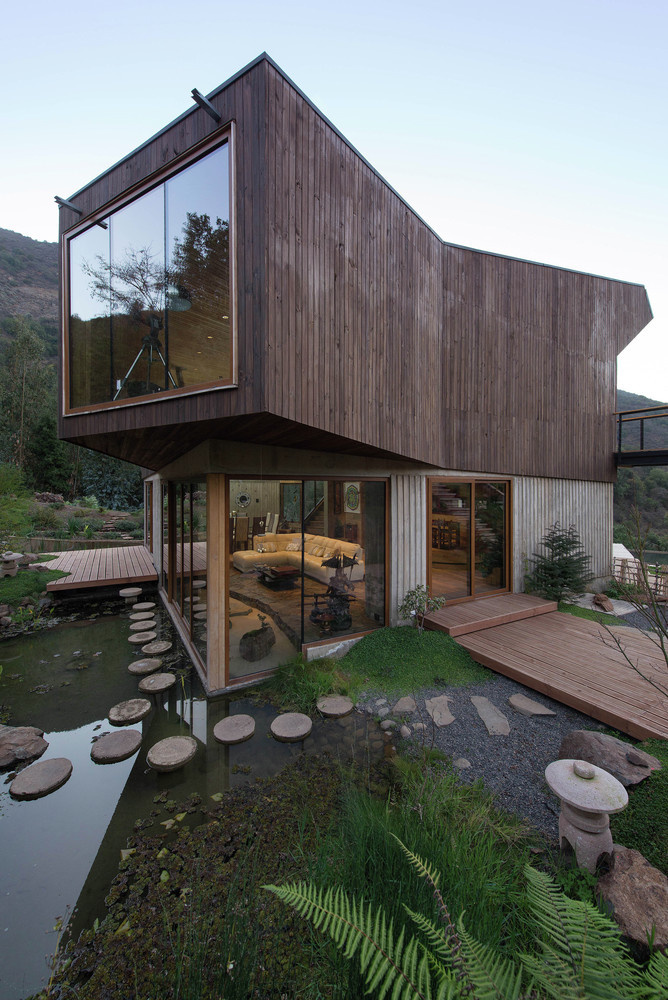 Seasonal spacious house with attractive interior balcony