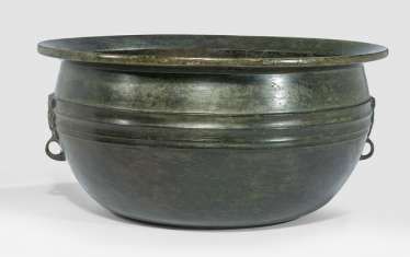 Large basin made of Bronze with side masks, on the inside of the floor of the Phoenix in low Relief