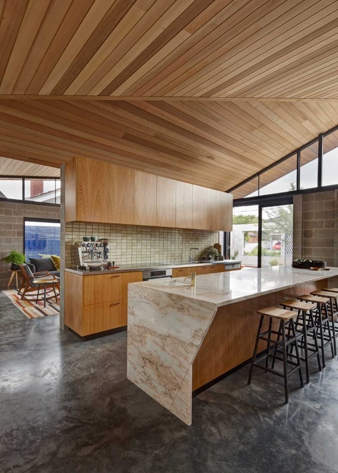 This One-Storey House 'Creates' an Outdoor Room in its Front Yard