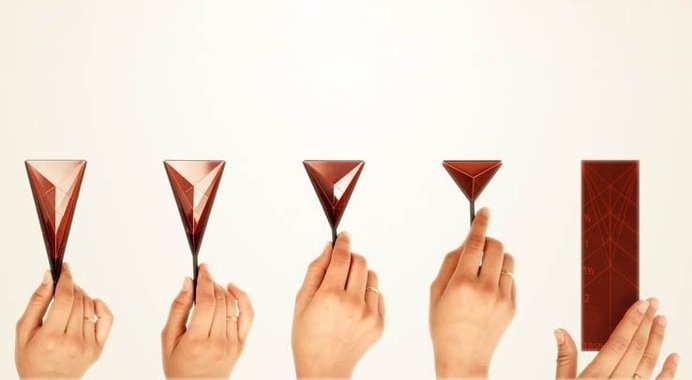 The Polygons measuring spoon aims for practicality and simplicity. It is stored flat, and creates measures when picked up. Just pinch to cre #spoon #lifestyle #design #home #modernstyle #kitchenware #product #industrial #kitchen #measuring