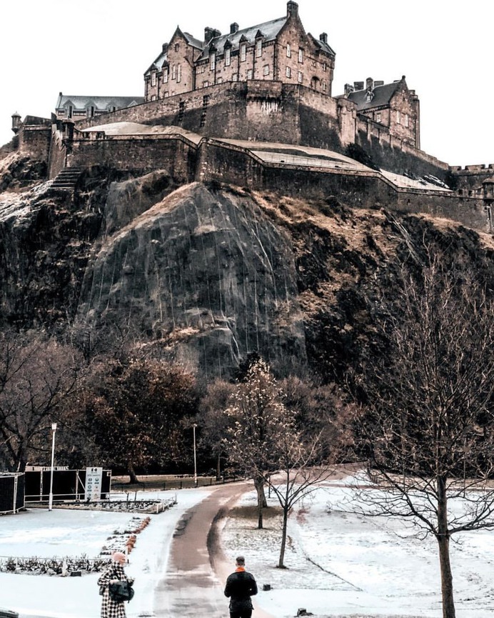 Spectacular Street Photos in Edinburgh by Ian G Black