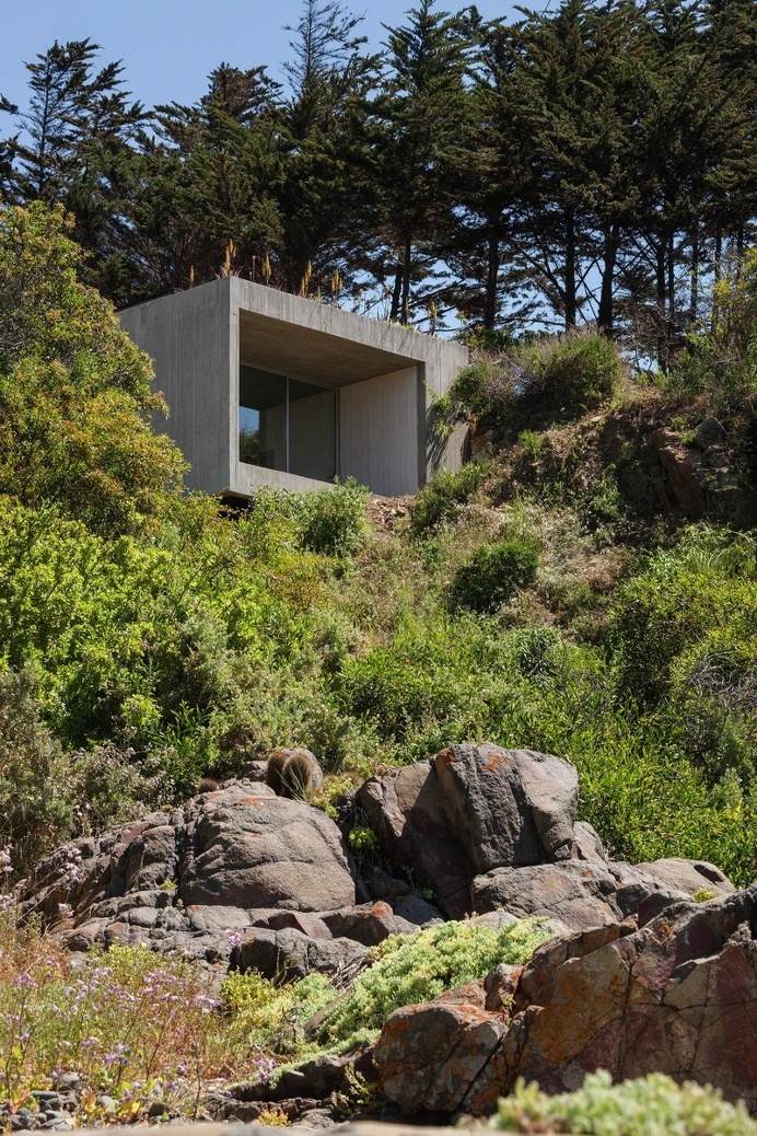 Concrete Painting Studio Built on a Rocky Hill / Chile