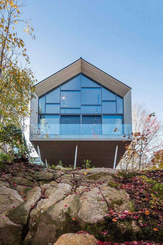 A Contemporary Garage that Turns Into a Suspended Artist Workshop