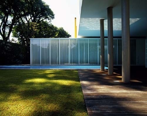 pinheiros-isay-weinfeld-1.jpg (JPEG Image, 500x394 pixels) #grass #pool #architecture #blue #windows