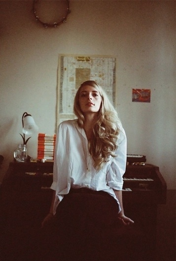 tumblr_lvu40yYZf11qa9ddao1_1280.jpg (553×819) #woman #girl #piano #hair #photography #blonde #vintage