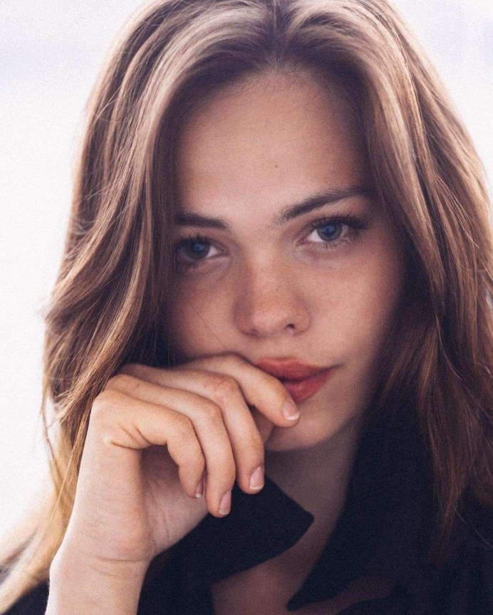 Analogue Portrait and Beauty Photography by Julian Marochow
