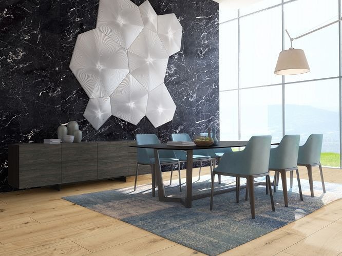 Inspirujący salon w otoczeniu marmuru

Inspirujący salon o wyglądzie luksusowego wnętrza, w otoczeniu płyty ściennej imitującej marmuru. Jej piękny kolor i chłodna powierzchnia dodają mu elegancji i szyku. Stylowe oświetlenie tworzy dobry akcent w pomieszczeniu. Meble zostały starannie wybrane, aby wzmocnić nastrój i nadać temu miejscu unikalny styl.