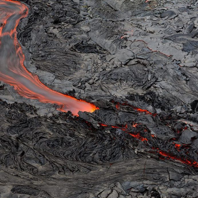 Photographer Tom Kualii Captures Spectacular Lava Flow in Hawaii