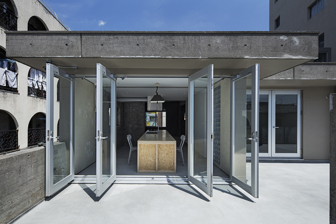 House in Sangenjaya by Schemata Architects