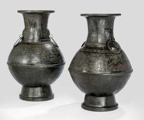 Two 'hu'-shaped vases made from Bronze in archaic style with Ring handle