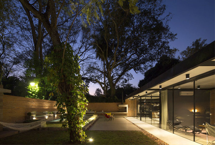 One-Floor House Composed by Organic Materials - InteriorZine