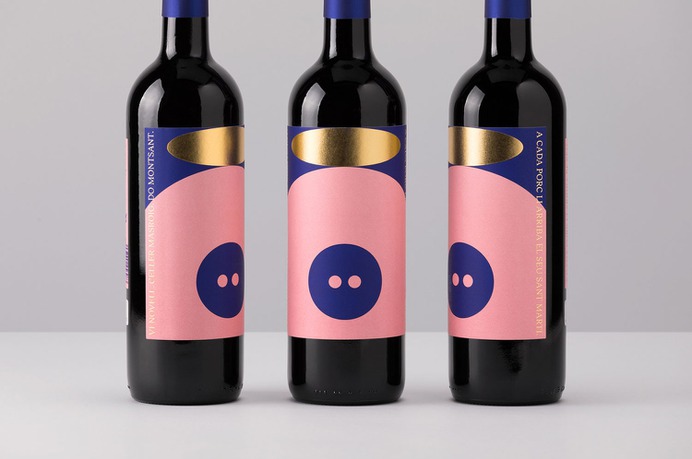 Vi Novell 2018 Packaging - Mindsparkle Mag Atipus Barcelona designed Vi Novell 2018 Packaging. Coinciding with the "slaughter pig" festival (November), the Vi Novell is bottled: the first wine of the harvest #logo #packaging #identity #branding #design #color #photography #graphic #design #gallery #blog #project #mindsparkle #mag #beautiful #portfolio #designer