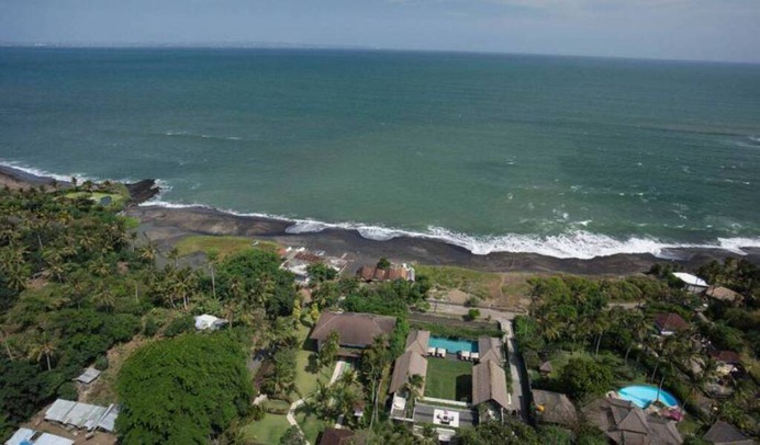 The completely symmetrical thatch-roofed 11 bedroom Villa 3508 comprises a pair of two-storey buildings, with a living and dining room in between, a wonderful rooftop terrace, and five air-conditioned, ensuite bedrooms. Book with Villa Getaways.