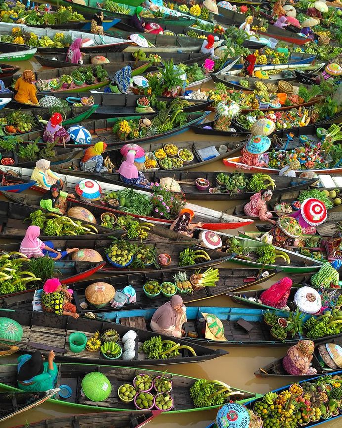 Spectacular Photos of Colorful Floating Market in Indonesia by Hendry Hamim