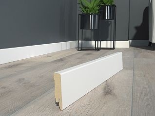 Wykończ salon białymi listwami
Do salonu ze ścianami w odcieniach szarości i jasną drewnianą podłogą, świetnym wykończeniem będzie biała, wysoka na 80mm listwa przypodłogowa. Biel jest jednak uniwersalna i wizualizację listwy przypodłogowej LK80 9002 można śmiało wykonać dla dowolnej aranżacji wnętrza.