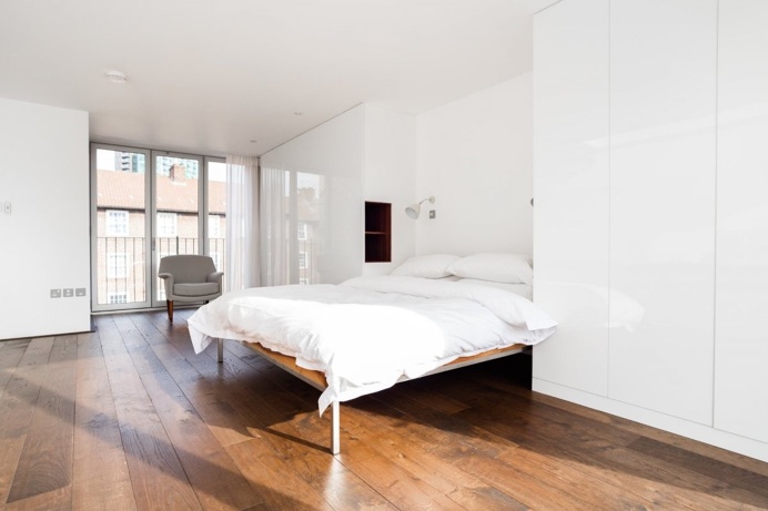White gloss bedroom. Home of artist Michael Landy by Marta Nowicka & Co. © Anton Rodriguez. #bedroom