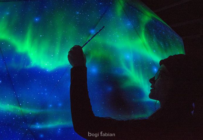When-The-Lights-Go-Out-My-Glowing-Murals-Turn-These-Rooms-Into-Dreamy-Worlds-Part-2-5b1e676379b68-5b27ad7795071__880.jpg (880×607)