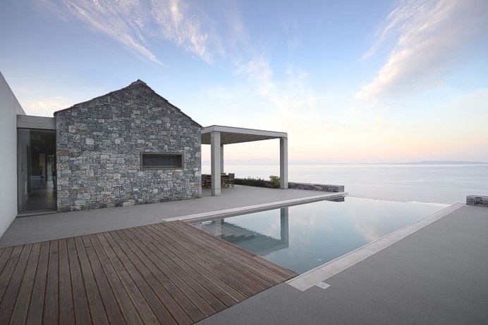 Melana Villa: contemporary architecture with traditional materials