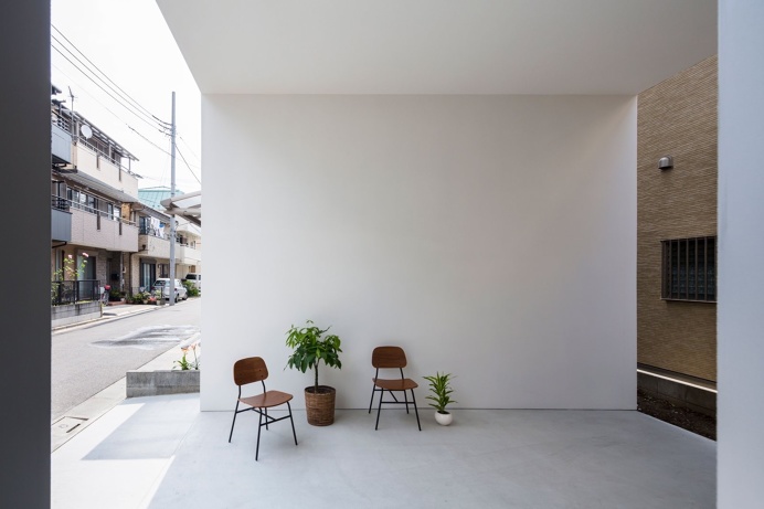 Little House with a Big Terrace by Takuro Yamamoto Architects. #carport #takuroyamamotoarchitects #simplicity
