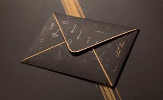 Artisme | Murmure – Agence Créative #gold #envelope #black