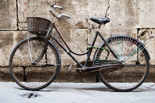 bycycle.png 660×439 pixels #old #chris #bicycle #hannah #photography #vintage #bike #village #italy