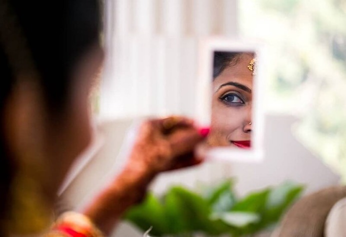 Some Best Mesmerizing Off-Beat Mirror Wedding Poses You Must Have Them for Your Wedding