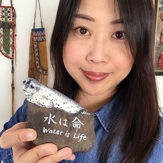 Realistic and Detailed Animal Paintings on Stones by Akie Nakata