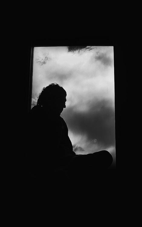 QUE SE YO #photography #black and white #silhouette #clouds #window #shadow #thought #alone