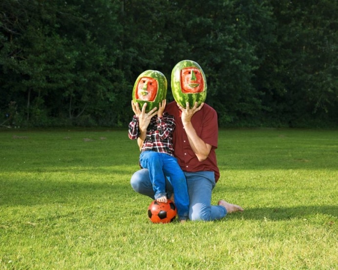 Horribly Happy Holidays: Stereotypical and Sarcastic Family Photography by Max Siedentopf