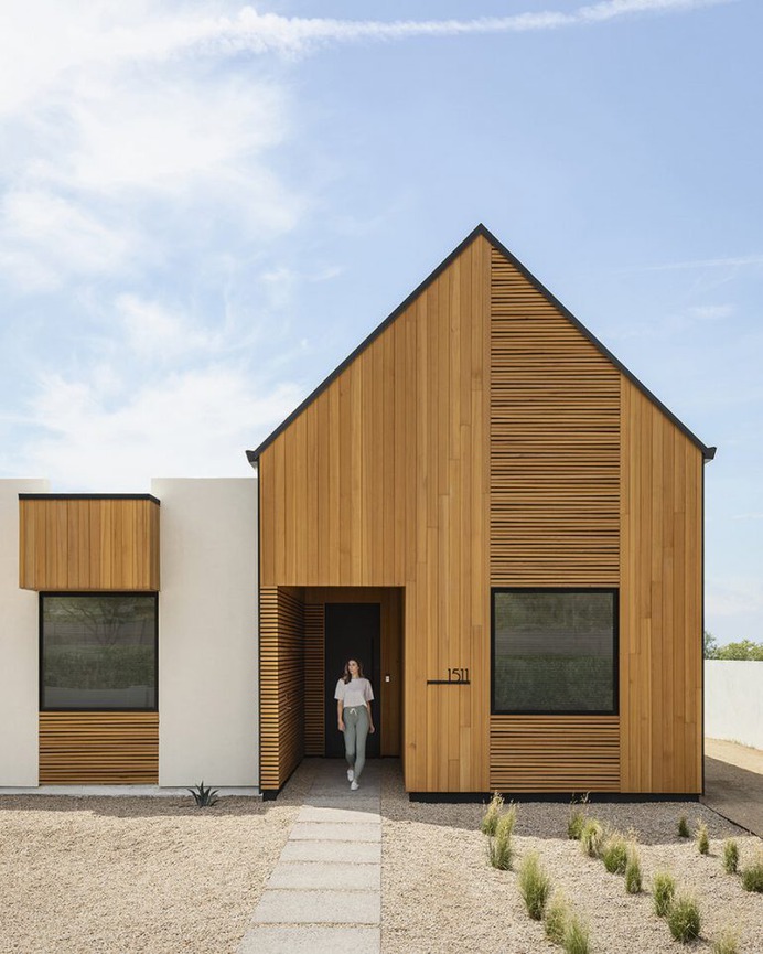 Pleats House in the Foothills of the Phoenix Mountain Preserve