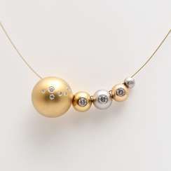 NIESSING spheres with brilliant-cut diamonds to the collar.