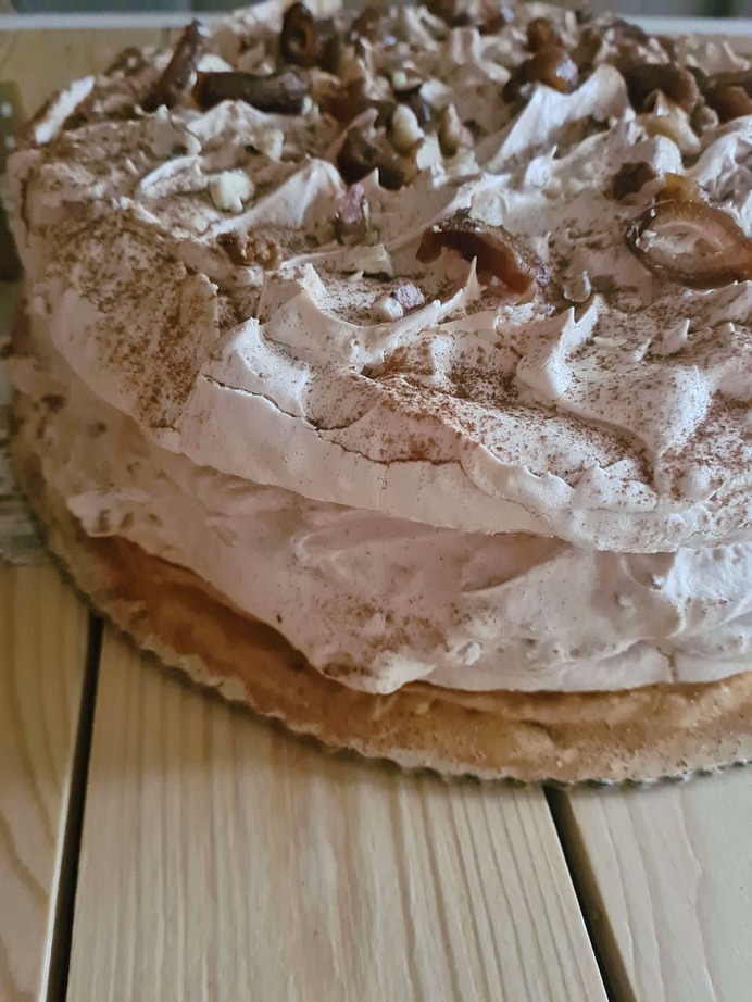 Dacquoise z kremem kajmakowo-cynamonowym i daktylami | AleTorcik! - przepisy na pyszne, domowe ciasta, ciasteczka i torty.