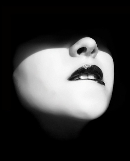 Et sur les visages affleurent tempêtes, bonaces, courants et le saut des poissons qui rêvent de voler* « LE CLOWN LYRIQUE #sexy #woman #lust #lips #bite #photography #nostrils #shadow