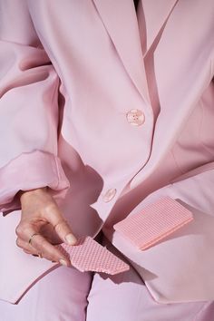 Snacks Wardrobe é um projeto em parceria entre a fotógrafa Kelsey McClellan e a estilista Michelle Maguir, que conceberam uma seleção de imagens cujas roupas combinam perfeitamente com vários alimentos. A série se inspira na cor, textura e desi...