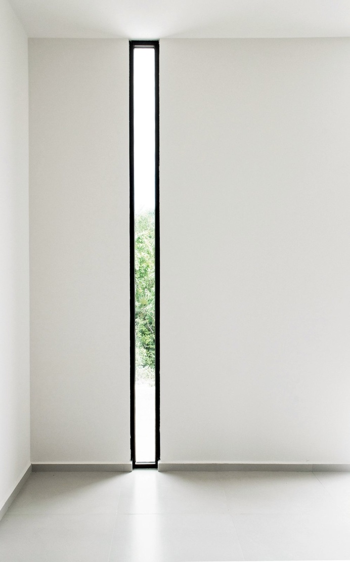 Floor-to-ceiling narrow window. W41 by Warm Architects. Photo by Zaruhy Sangochian. #window #warmarchitects #narrowwindow #floortoceilingwin