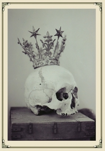 skull.jpg (400×573) #crown #skull #sculpture