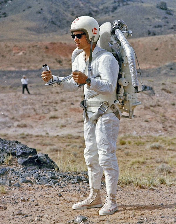 Up, up and down: The ephemerality and reality of the jetpack #white #60s #pf #flyer #helmet #flying #jet #sand #flyers #pack #awesome #desert