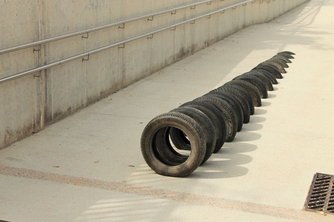 Visual street intervention in Barcelona #urban #visual #iago #geometry #installation #tire #black #mateu #serra #octavi #art #street #ooss