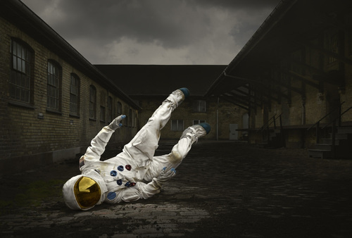Crash Landed We really like astronauts (we even made an artwork inspired by them), specially in this series of photos fromÂ Ken Hermann in c #astronaut #photography