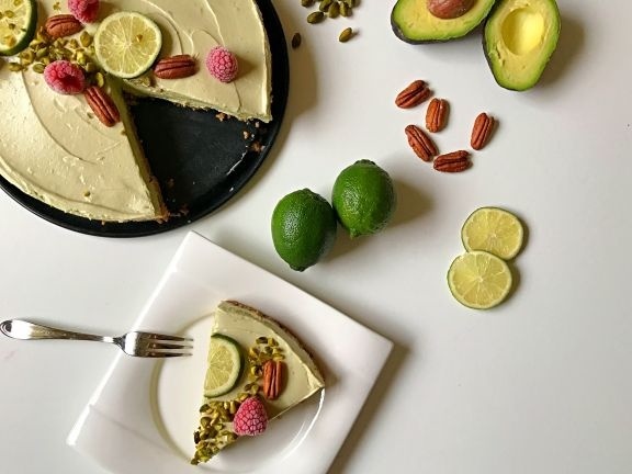Fitmelonies Avocado-Käsekuchen mit Nussboden und Beeren