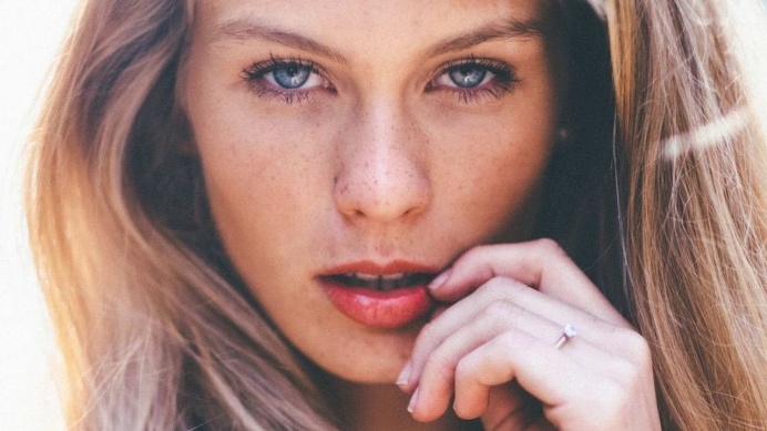 Analogue Portrait and Beauty Photography by Julian Marochow