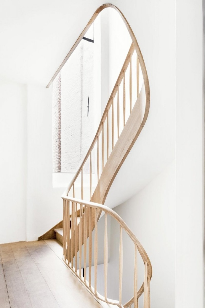 Sculptural curving stairway. Keyserrijck by AIDarchitecten. © Lucid. #curvingstairs #staircase #woodenstairs #curvingstairs #staircase #woo